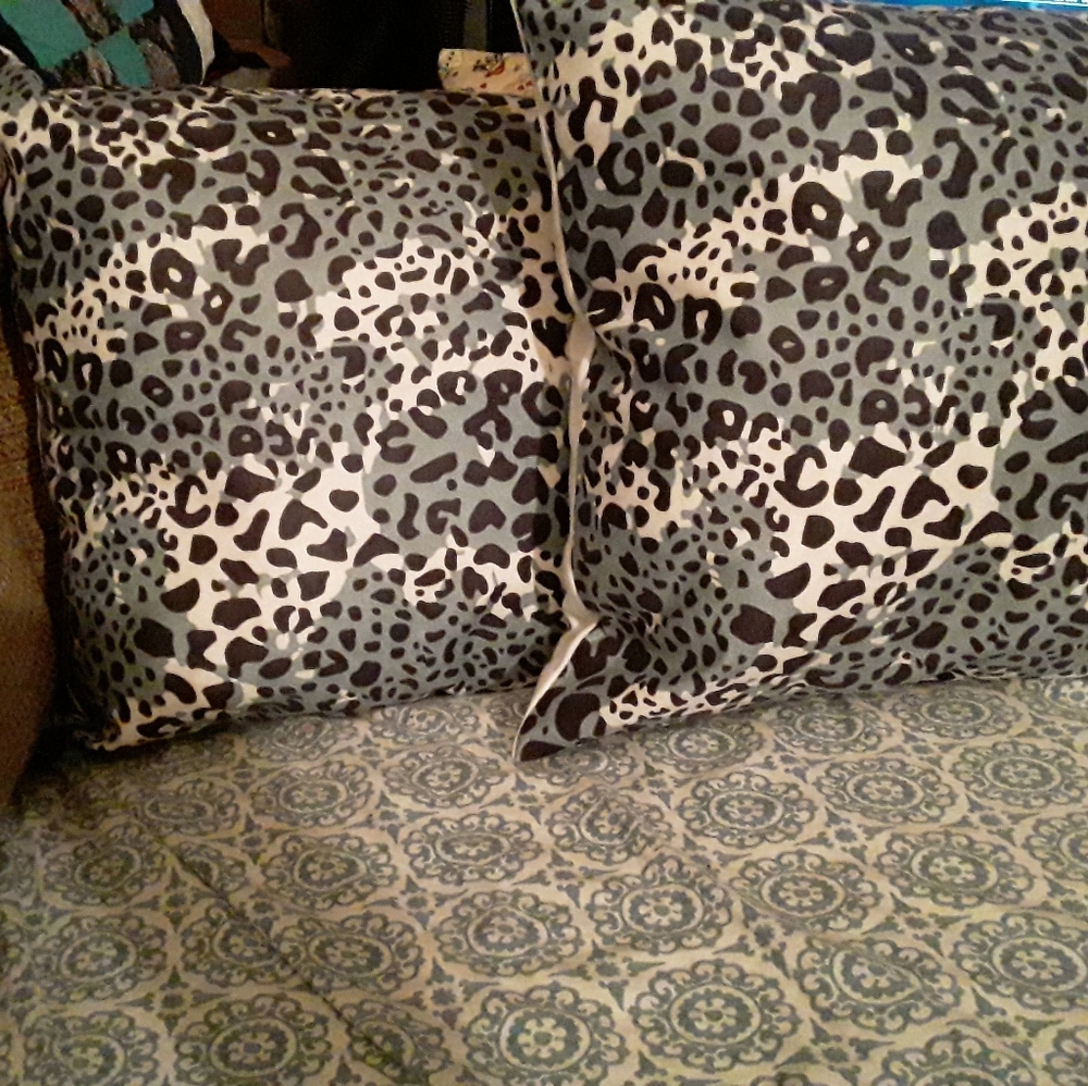 Set throw pillows
